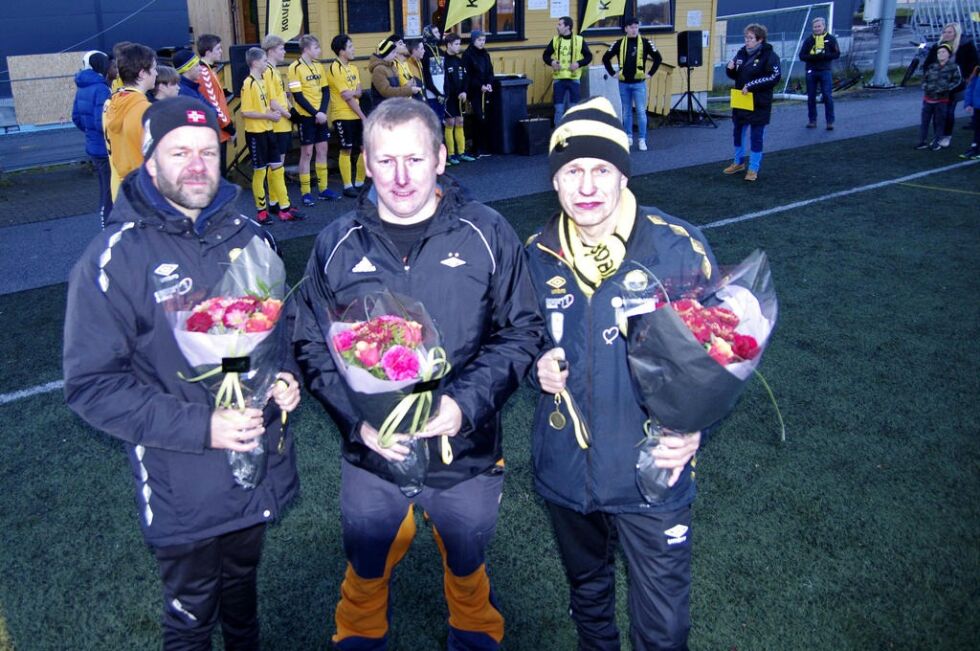 Trenerne  (f.v.) Reinert Torsvik, Alexander Båfjord og Oddvar Williksen fikk medalje, heder og blomster for innsatsen denne sesongen.