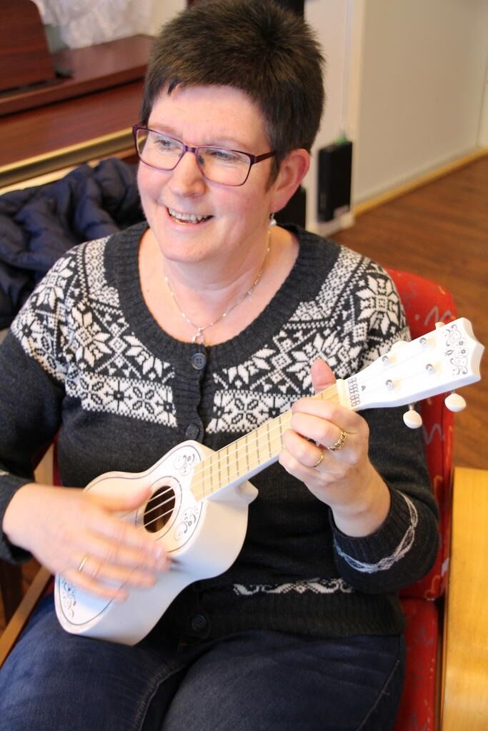 Kari Toremo Finvik har kjøpt inn egen ukulele.