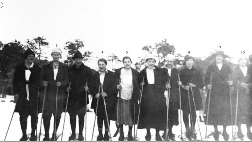 I 1918 deltok disse flotte kvinnene på dameskirenn på Salsbruket. Fra venstre: Signe Steinan, Agnes Ledsaak, Magnhild Galtnes, Elna Storeng, Olea Skaftnes Bronken, Alma Fosseng, Helga Synnesmo Sagli, Margit Sætran, Karen Borkmo og Inga Iversen.
 Foto: Inngår i samlingen til Kystmuseet i Nord-Trøndelag, Norveg.