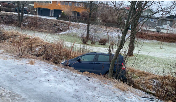 Biler i grøfta i hopetall