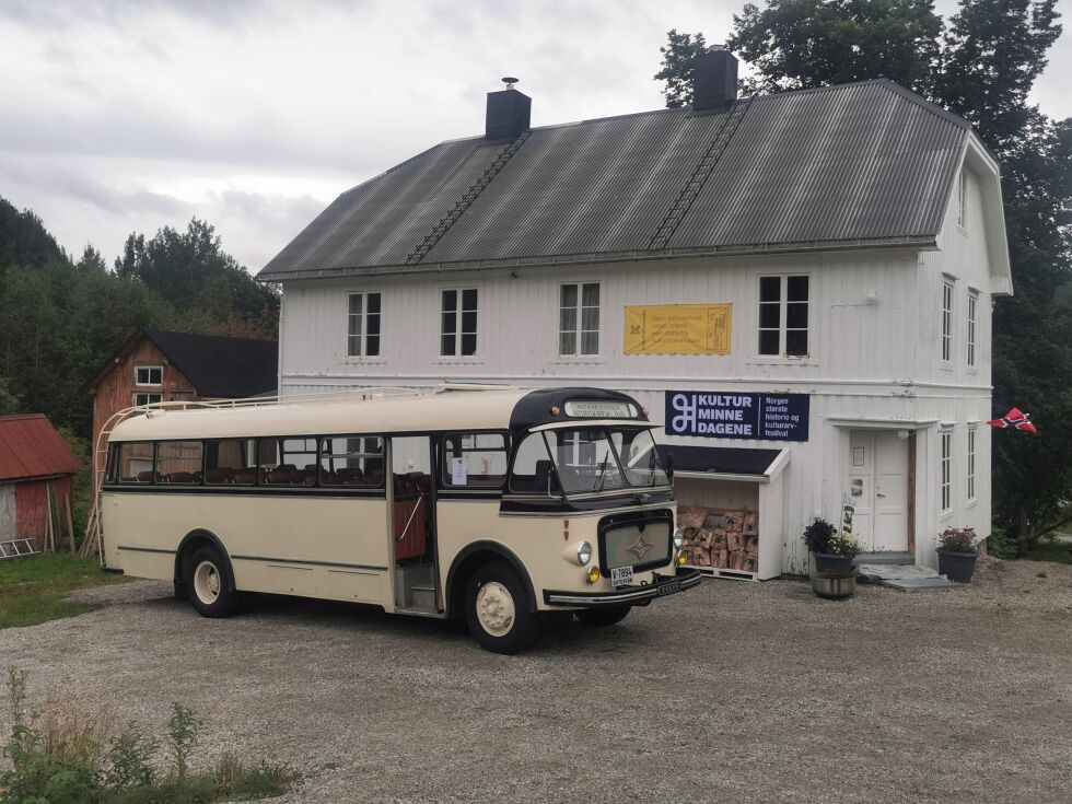 To viktige kulturminner på Foldereid, bygget fra 1886 og bussen fra 1963.