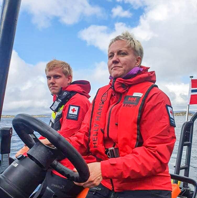 Ute for å lære og observere. Ådne Strøm (t.v) er operativ leder på Kolvereid mens Siv Steffenakk er administrator fra Brønnøysund.
 Fotograf: Susann Sollid