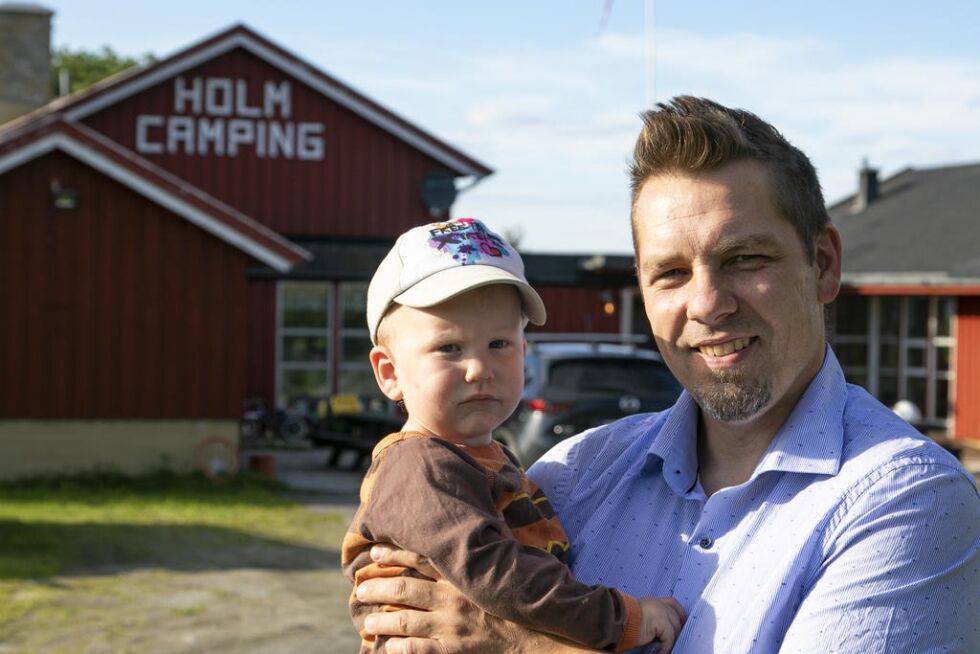 Fredrik Angell Hald, med Haakon på armen, er godt fornøyd med at turistene igjen fyller opp plassene på Holm Camping.