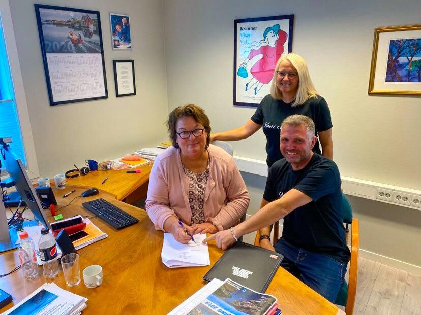 Kommunaldirektør Hege Sørli skriver her under kontrakten med MOT Norge. Nærøysund er dermed en av fem pilotkommuner som får være med å utvikle MOT sitt program.
 Foto:privat