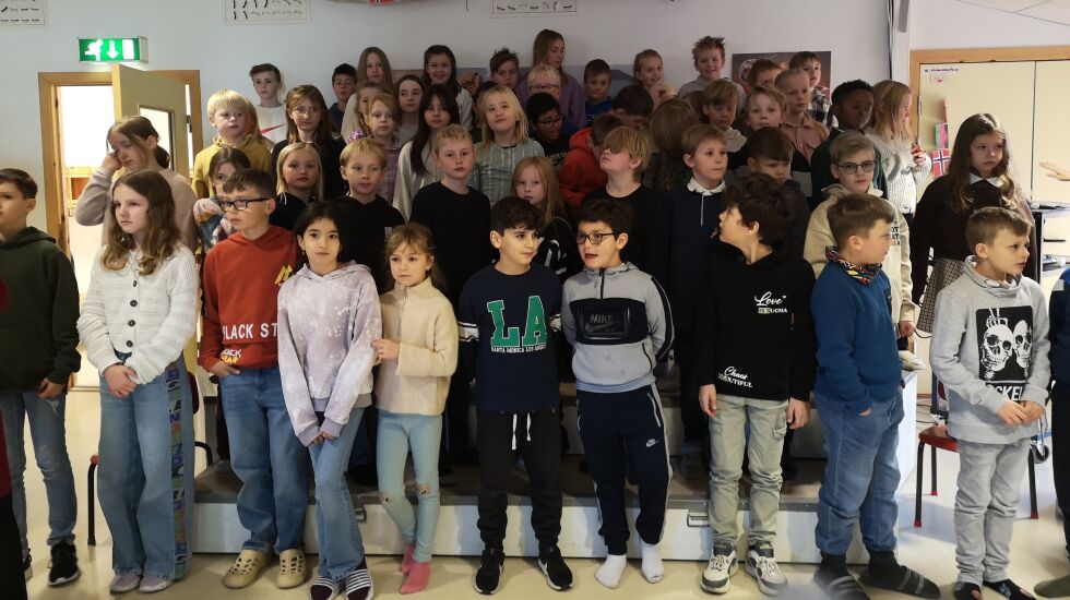 Fjerdeklassingene sang under åpningen av Internasjonal dag ved Rørvik skole.
 Foto: Heidi Arnøy