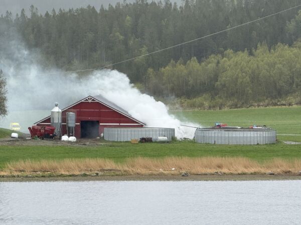 Brann i traktor ved gårdsbruk i Nærøysund