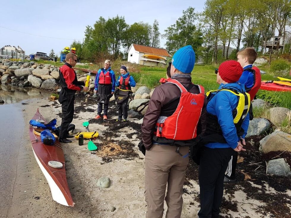 Magne Ekker instruerte deltakerne om sikkerhet og padleteknikk.
 Foto: Kristin Floa
