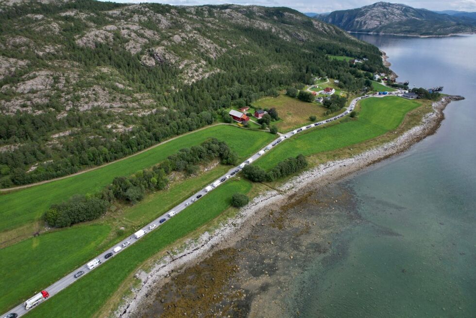 Dette bildet ble delt av Statens vegvesen like før klokka 12 torsdag formiddag – og viser omfanget av antall bilister som står i kø på fergeleiet på Hofles.
 Foto: Statens Vegvesen