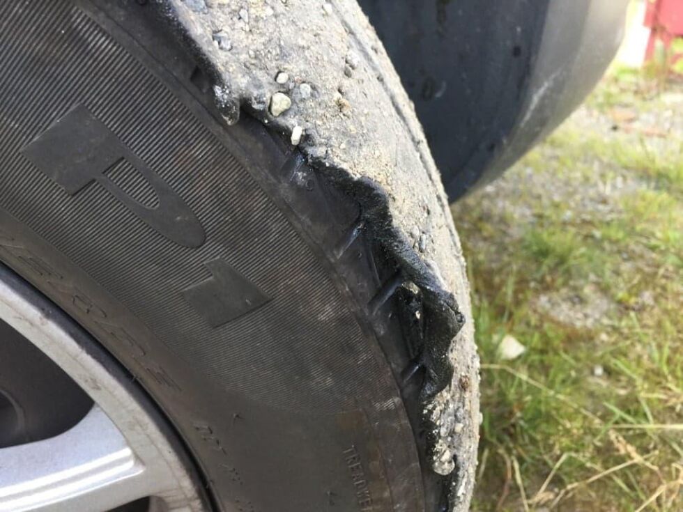 Varmen har gjort limet i veien for mykt, og det fester seg til dekkene på bilene som kjører over det.