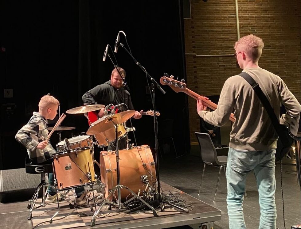 I musikkskolen har unge og eldre elever fått lære nye instrumenter.
 Foto: privat