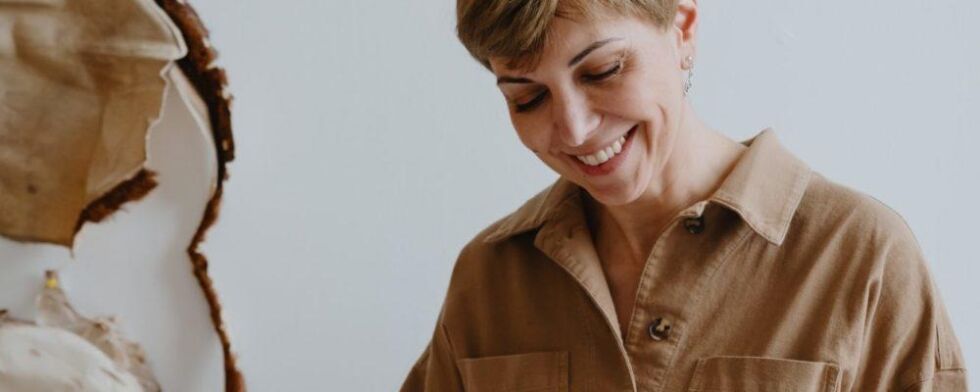 Kristina C. Karlsen er en formidlingsdyktig kunstner og stiller ut kunst laget av tanntråd, gummistrikk og hundeleker.
 Foto: Vrimmel