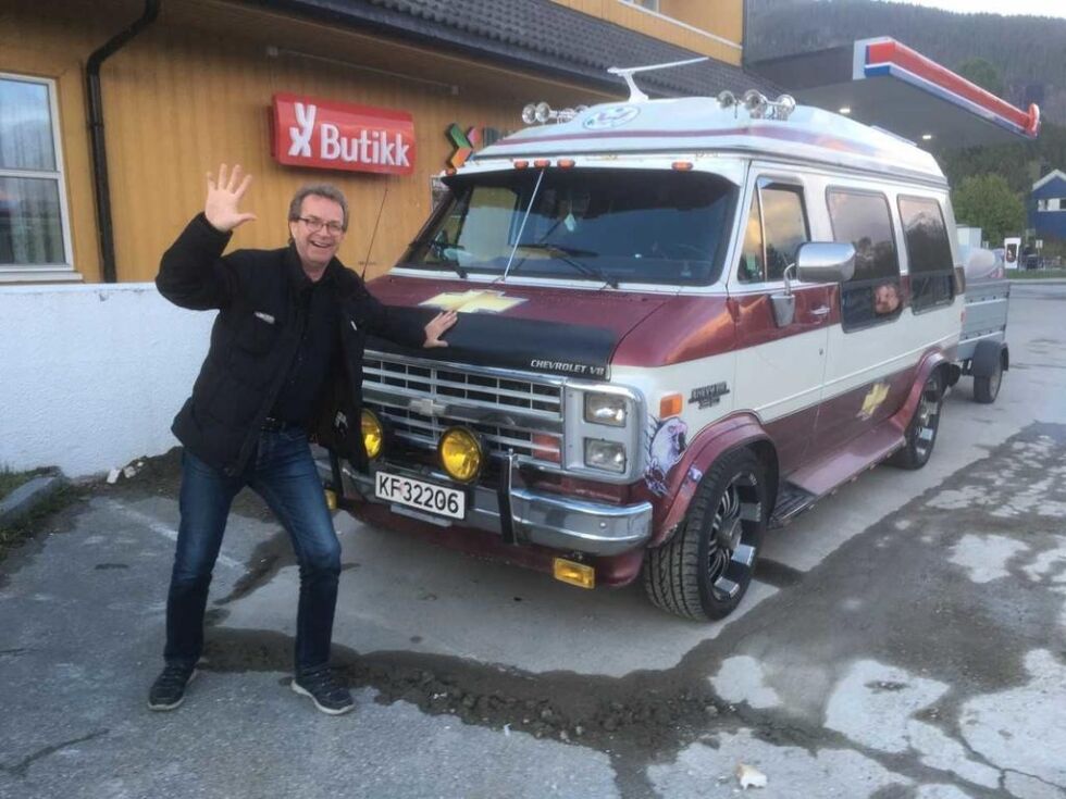 De fleste band har en bandbuss. Her er Steiner Hellesø klar til å ta turen til Foldereid.
 Foto: Privat