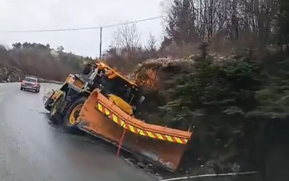 Strøtraktor kjørt av veien på Fylkesvei 770 ved Drag. På folkemunne "Dragsbakkan"
 Foto: Privat.