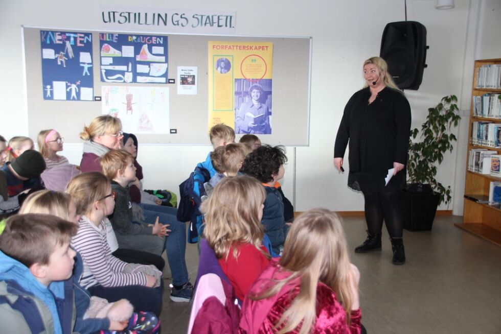 På biblioteket på Kolvereid hadde andreklassingene samlet seg for å høre Bjorvand fortelle om Vestly og hennes forfatterskap.