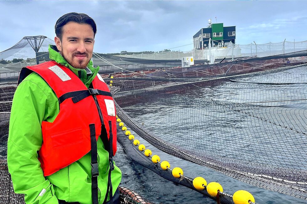 Ikke bare kontorarbeid for Mario Nordly, han er ofte ute på besøk til kunder og merdene.
 Foto: Privat