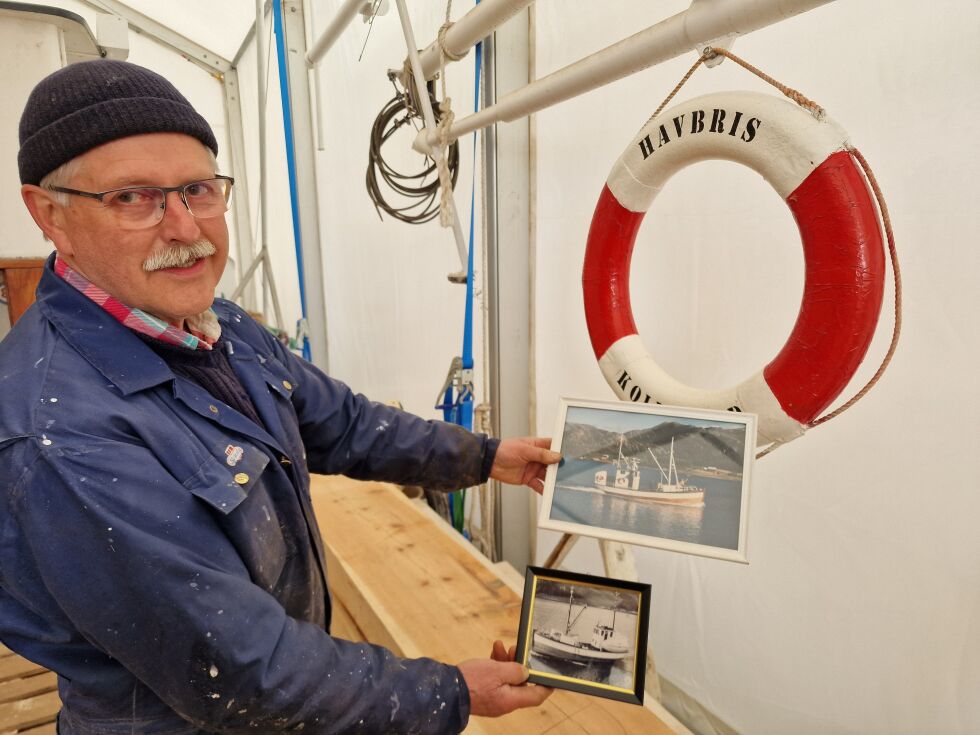 Leif Kåre Øren viser frem bilder fra Havbris sine glansdager.
 Foto: Frank Jenssen