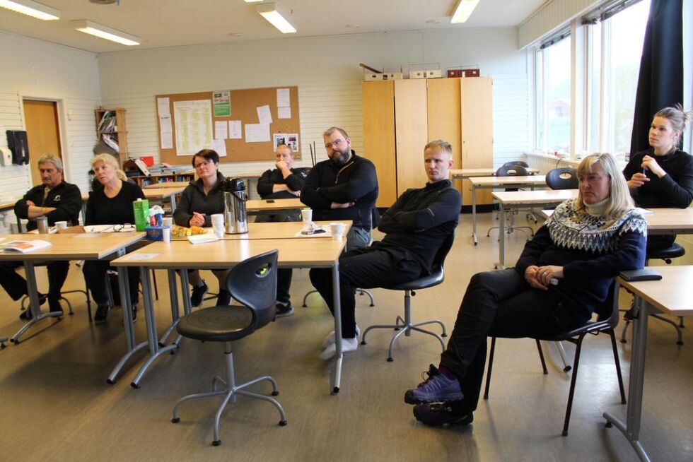 Helge Gutvik, Gunhild Gutvik (Kjella IL), Kristine Kjeldsand (Kjella IL), Bjørn Tønder (grunneier), Fredrik Skillingsås (Kjella helselag), Lasse Holten (Hollup og Aune Velforening, Lisbeth Borgen (grunneier) og avdelingsingeniør Astrid Nilssen fra bindal kommune deltok på folkemøtet på Kjella.