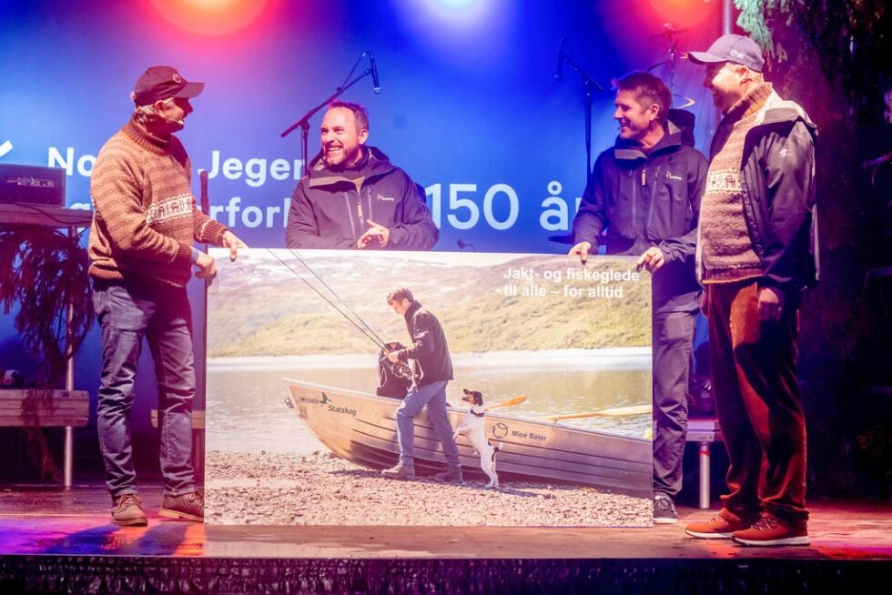 Eidar Berli fra NJFF, Gunnar Lien og Trond Gunnar Skillingstad fra Statsskog og NJFFs leder Knut Arne Gjems under gaveoverrekkelsen.
 Foto: Torgeir W Skancke/ NJFF