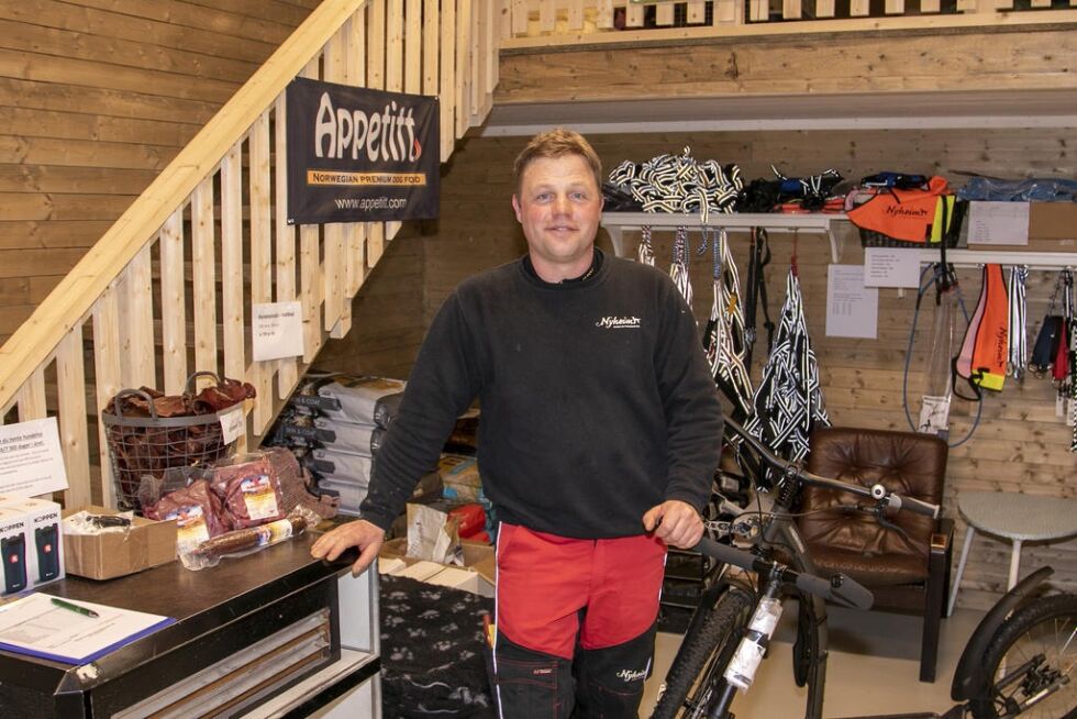 Bertil Nyheim er glad over å åpne døren inn til den nye gårdsbutikken. Det betyr et løft for både kunder og ansatte.