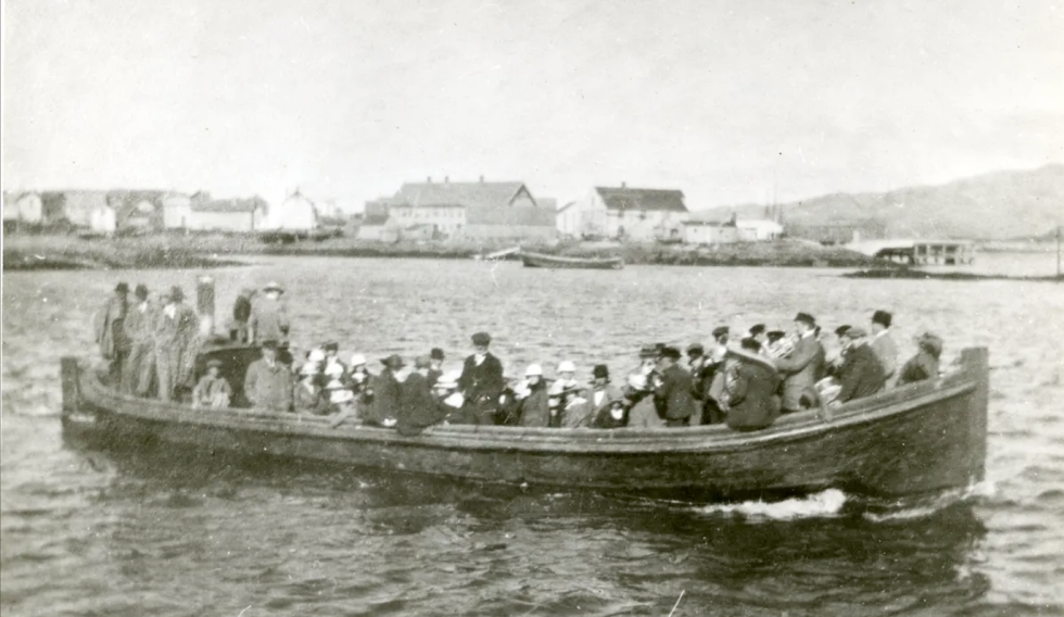 Dette bildet skal være tatt rundt 1918 i havna i Rørvik. Hvilken anlending vites ikke, men det kan se ut som det er et korps ombord. Kanskje leserne har opplysninger?
 Foto: Kystmuseet i Nord-Trøndelag