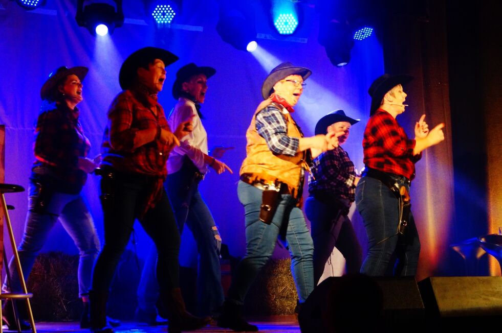 Sang og dans under åpningsnummeret "Cotton eye Joe".
 Foto: Andreas Gatare Øvergård