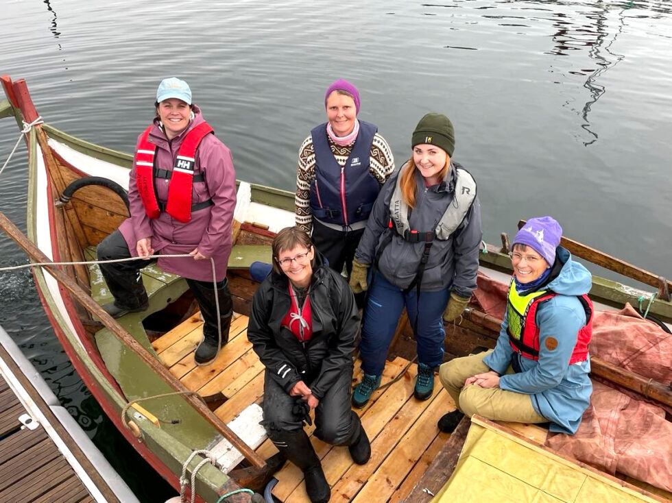 Nordavindsdamene, fra v. Katrine Busch Næsvold, Eva Otervik Vatnan, Mona Møller og Rønnaug Helstad. Foran Henriette Skotnes. Hege Skoglund var ikke til stede da bildet ble tatt.
 Foto: Hild Dagslott