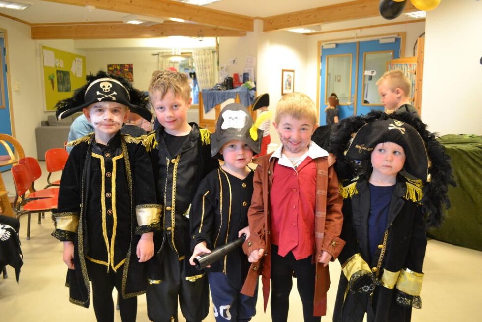 Kaptein Sabeltann er alltid populært i en barnehage. Her har vi fire Sabeltanner og en Langemann. Fra venstre: Isak, Runar, Leo, Olav og Noah koste seg godt under sjørøverfesten i Tårnet 
barnehage.