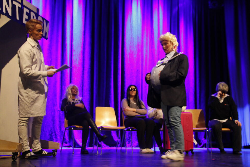 En ordfører må også av og til til legen. I front Jon Avelsgaard og Emma Hellesø.