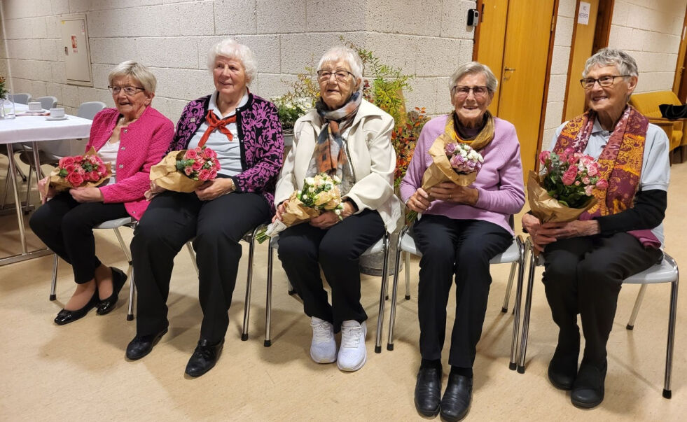 Fem av sju æresgjester var til stede. Fra venstre Sylvia Overmo, Kirsten Wahl, Thelma Granheim, Sigfrid Fjær og Torbjørg Fjær. Henny Bakke og Åshild Fjær var forhindret fra å møte.
 Foto: Privat