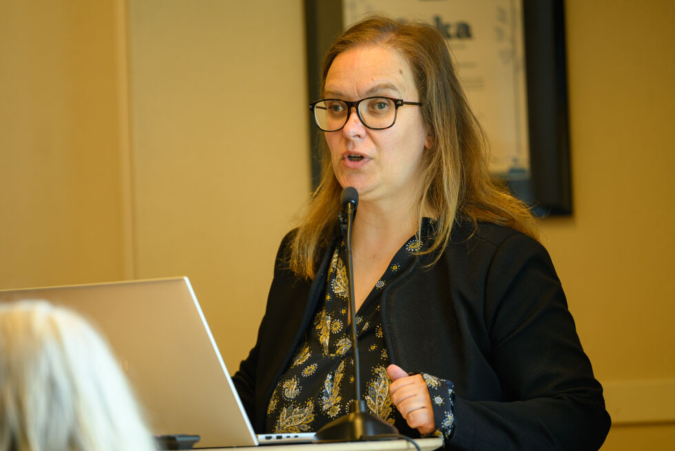 Kommunedirektør i Leka kommune, Camilla Vågan la frem investeringsplan for kommunestyret.
 Foto: Synnøve Hanssen