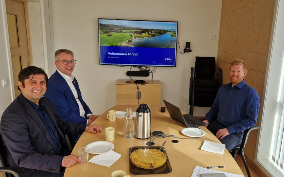 Stortingsrepresentant Himanshu Gulati (FrP), Varaordfører Terje Settenøy (FrP) og Assisterende rektor Martin Gjøra
 Foto: Privat