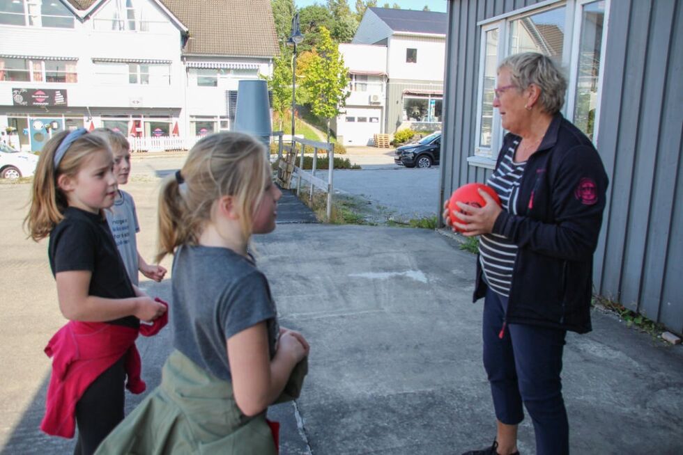 Aud Haug lærer bort ball-lek.