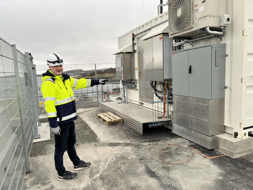 Thomas Williksen foran selve kjernen og hjernen i produksjonen av hydrogen.
 Foto: Knut Sandersen