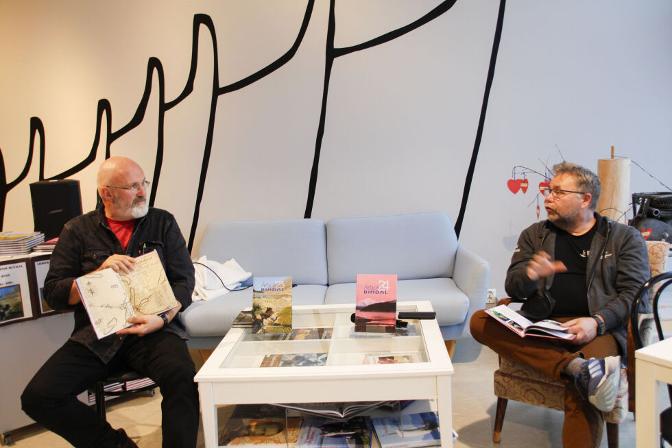 Stig Roger Selvåg har vært gjesteleser for årets utgave av Årbok for Bindal. Her i samtale med leder av Bindal historielag, Odd Walter Bakksjø.
 Foto: Hild Dagslott