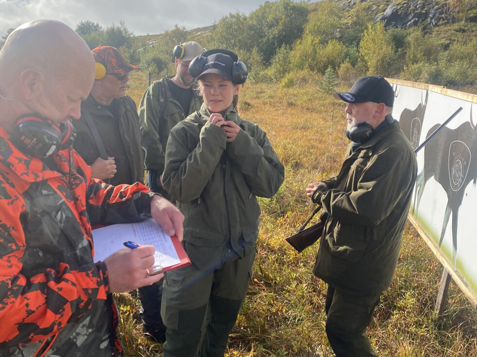 Johnny Eide leder her et lag i den åttende runden av slaget om Nærøysund. Ulrikke Strand og Hilfred Mikalsen er blant deltagerne. Alle tre endte opp i finalen senere på dagen.
 Foto: Knut Arne Valø