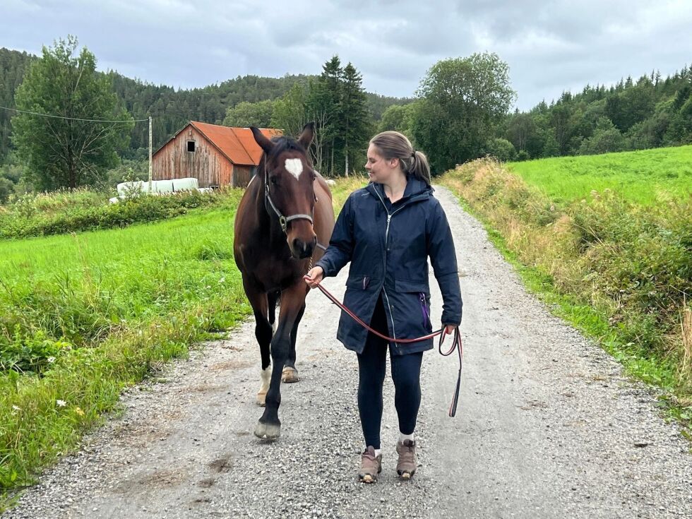 I vakre omgivelser kan Martine lufte sin flotte hest.
 Foto: Lillian Lyngstad