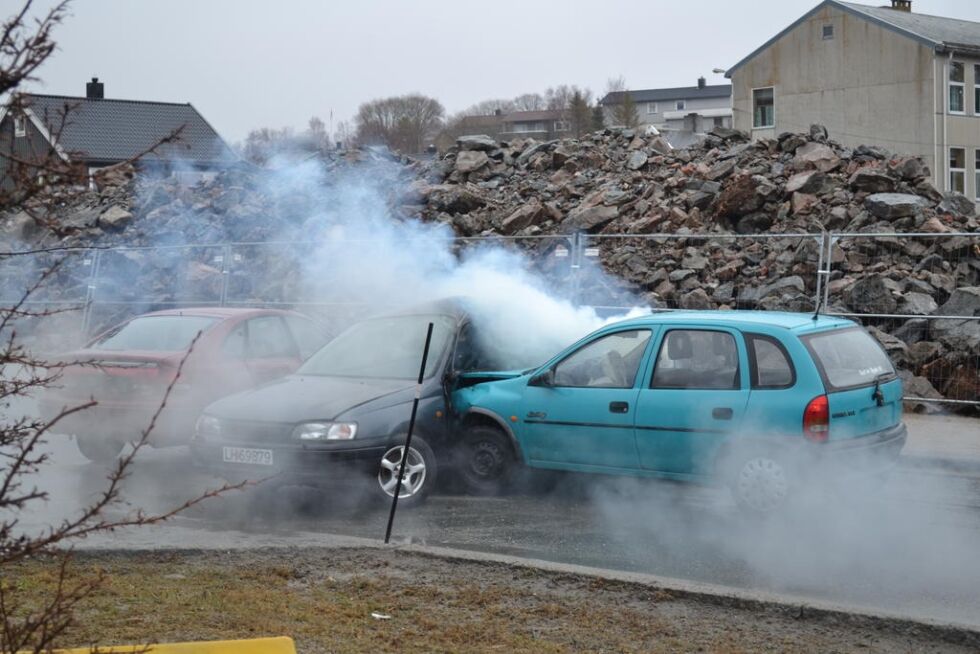 Det kom raskt mye røyk fra bilen som kjørte inn i de oppstilte bilene. En stram lukt av kløtsj og brent gummi hang i noen minutter.
