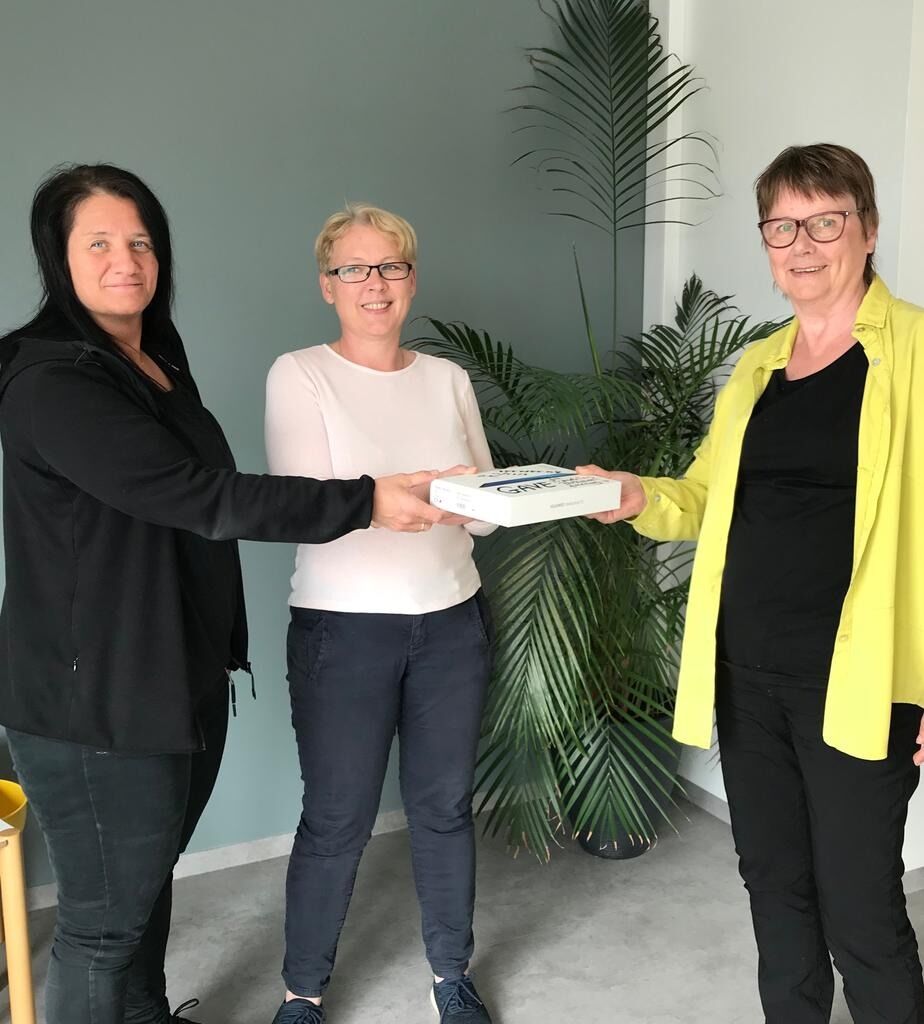 Karin Gustavsson (t.h) fra Namdal parkinsonforening overrekker nettbrett til Nærøysund kommune ved helse- og sosialavdeling ved Anita Hanssen (midten) og Tove Severeide (t.v.)
 Foto: Privat