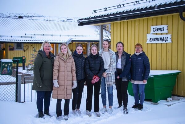 Elever bistår barnehagene