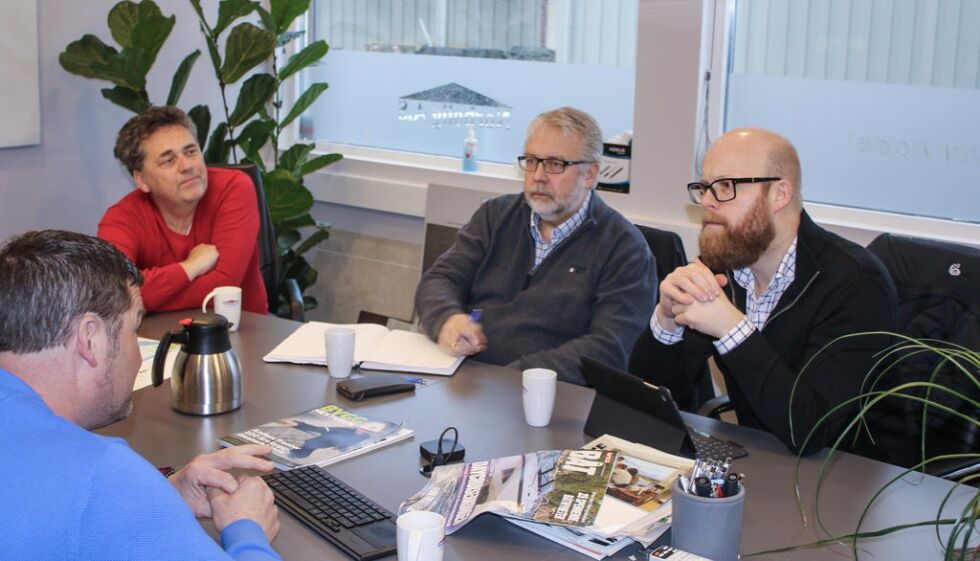 Pål Sæther Eiden og Henrik Kierulf i samtale med Per-Erik Sjølie (t.v) og Steinar Moe (ryggen til).