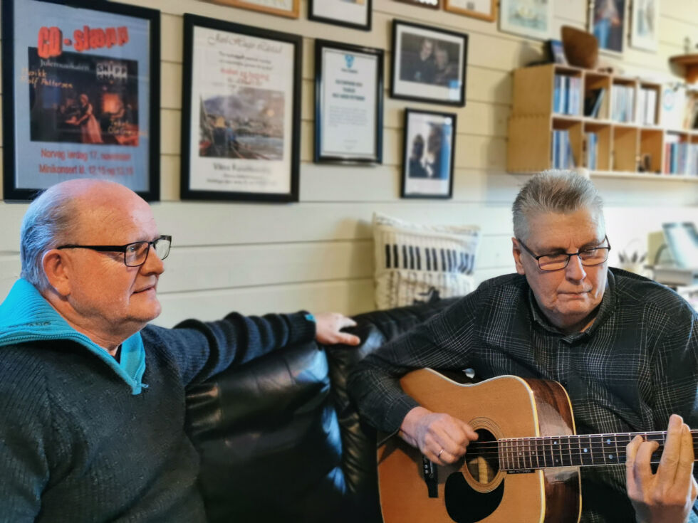 Rolf presenterer en ny låt for John Martin og journalisten. Det lages stadig nye låter i Casa Rojo.
 Foto: Andreas Gatare Øvergård
