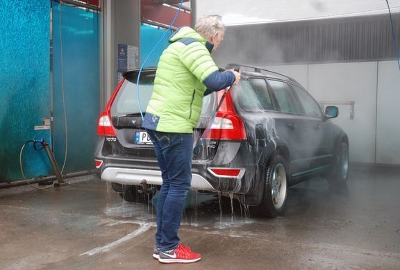 Du kan fint vaske bilen selv om det er en del kuldegrader ute. Men er det minus 10 grader eller kaldere kan det være lurt å utsette bilvasken litt.
 Foto: NAF