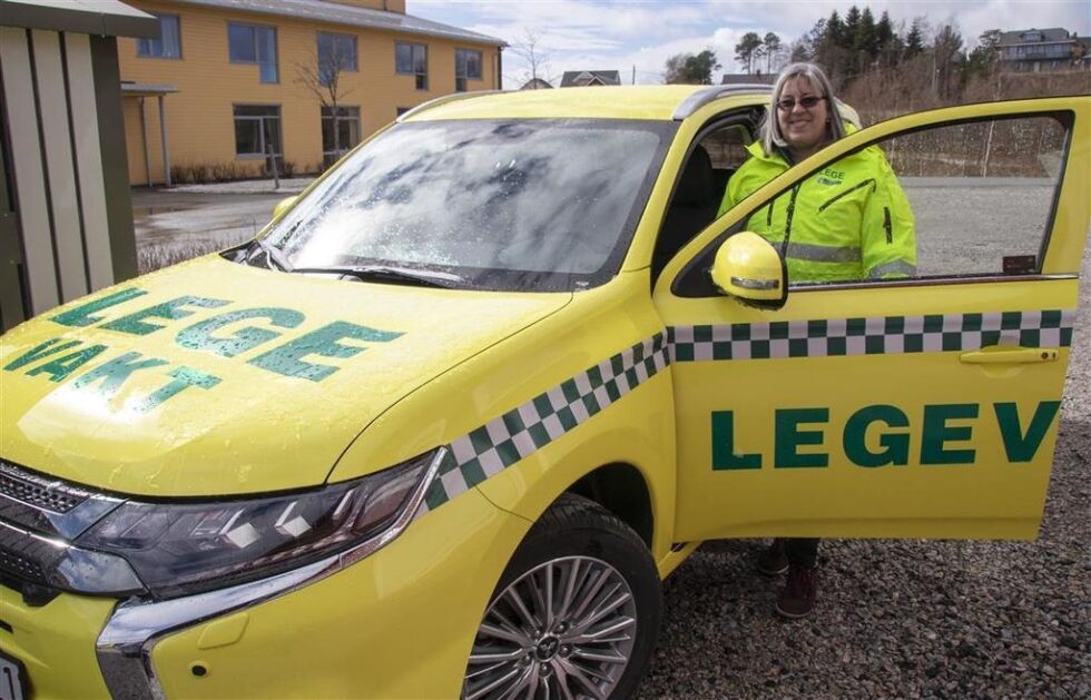 Kommuneoverlege Sabine Moshövel og hennes legekolleger kan nå for første gang benytte egen legevaktbil på utrykning i Nærøysund.
 Foto: Nærøysund kommune
