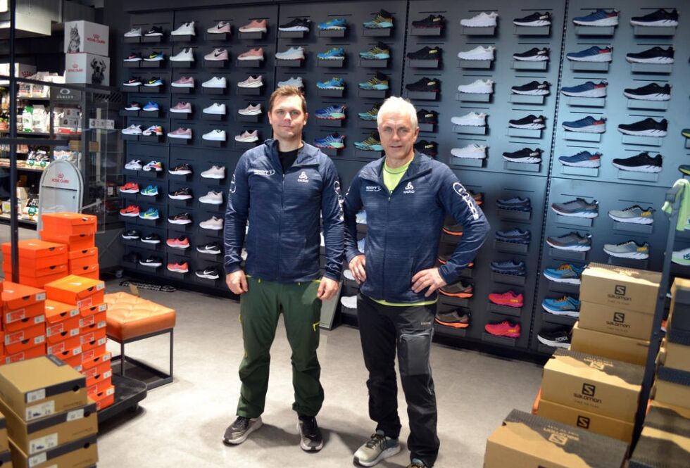 I første etasje mot veien har Holand Sport 1 flyttet inn i nye lokaler. Aleksander og Håkon Holand sier den nye butikken er veldig mye mer praktisk anlagt enn den forrige var. Noe kunder og ansatte vil nytte godt av i følge de.