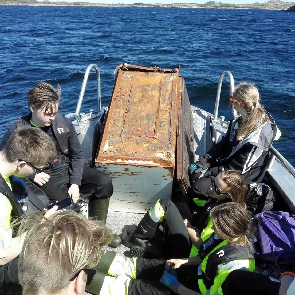 Det er mye rart de unge finner i strandlinja.
 Foto: OMS