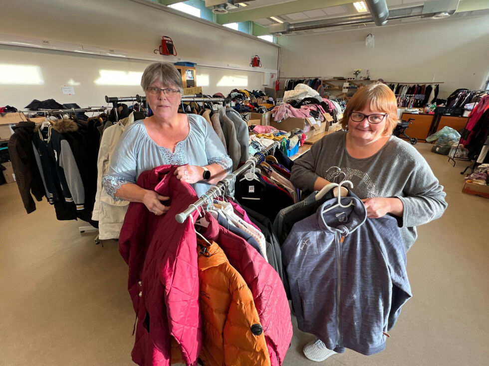Trude Barstad og Gunn Karin Halsen bruker mye av sin tid til å organisere lageret for klær til ukrainske flyktninger.
 Foto: Lillian Lyngstad