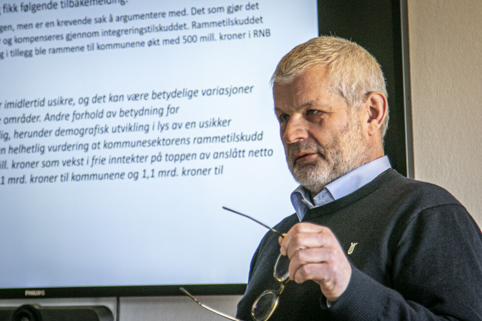 Kommunedirektør Karl-Anton Swensen legger fram forslaget til budsjett og økonomiplan.
 Foto: Knut Sandersen