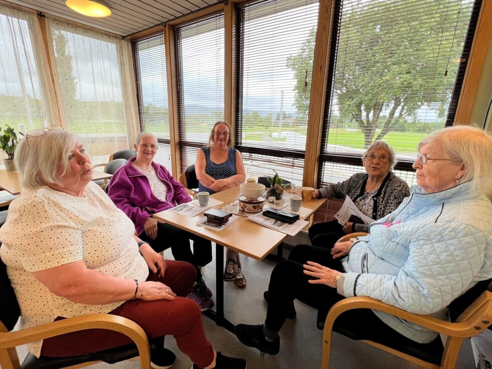 Gunnhild Hundstad, Tora Johansen, Solfrid Husby Agnes Ekrem og Bodil Blix trives på Coop-kafeen.
 Foto: Lillian Lyngstad
