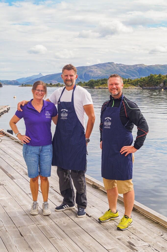 Familiebedriften Leka Brygge drives av Gro Sørli og Jon Inge Hanssen, men Gros bror Henrik Sørli (til høyre) og andre i familien tar gjerne i ett tak når det er mulig.