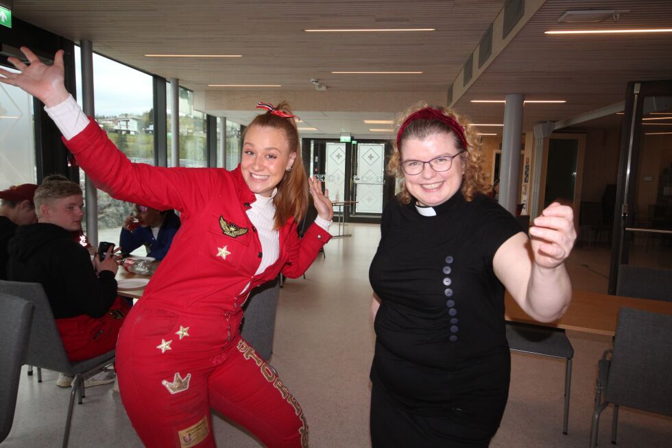Fjorårets russepresident for rødrussen, Kristin Storfjord, og sokneprest Ann Kristin Avdem Grande under arrangementet i Rørvik kirke den 16. mai 2021.
 Foto: Lillian Lyngstad